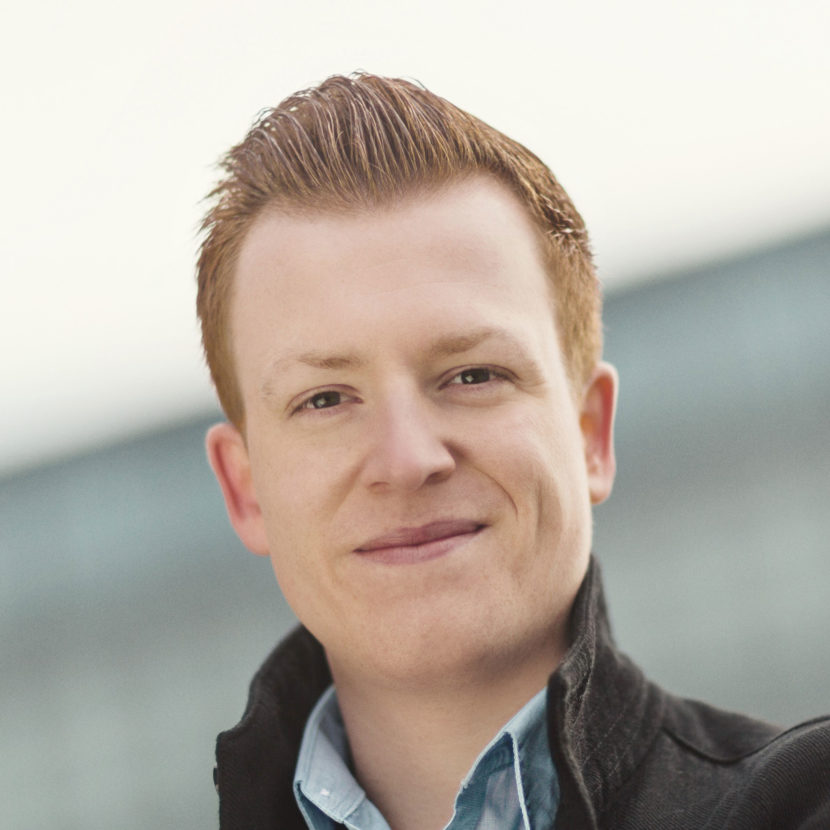 Professionelle Darstellung eines Mannes, der für Amagno, Anbieter für Dokumentenmanagement und digitale Archivierung, steht.