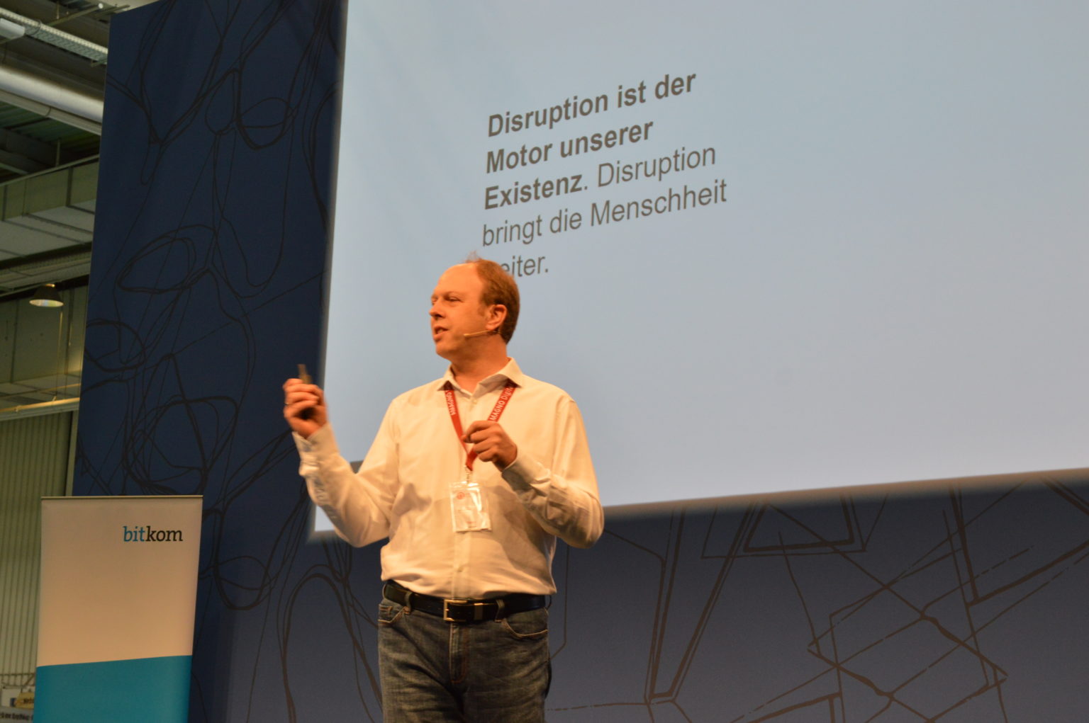 Präsentation über Disruption und deren Einfluss auf die Menschheit während einer Veranstaltung von Bitkom.