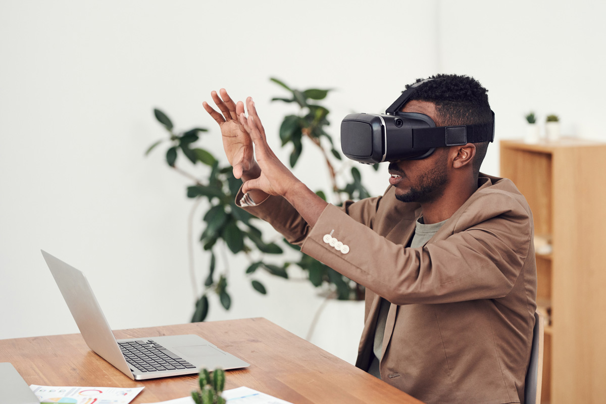 man using vr goggles 3183187 1 1 - „Am Ende bleibt das, was in unserem Kopf ist“