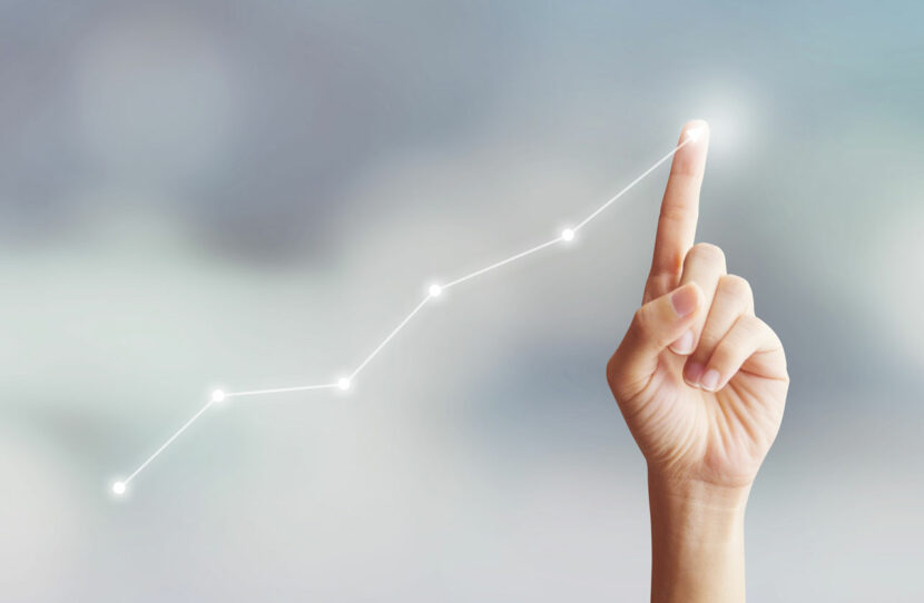 Ein Finger zeigt auf einen ansteigenden Graphen, der Fortschritt im Dokumentenmanagement und digitaler Archivierung symbolisiert.