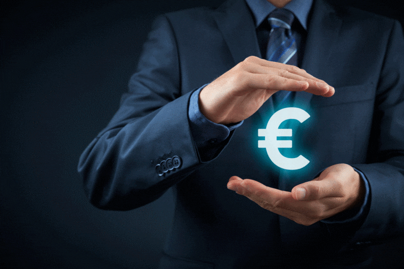 Ein Geschäftsmann hält ein leuchtendes Euro-Symbol, das für digitale Archivierung und DMS-Lösungen steht.