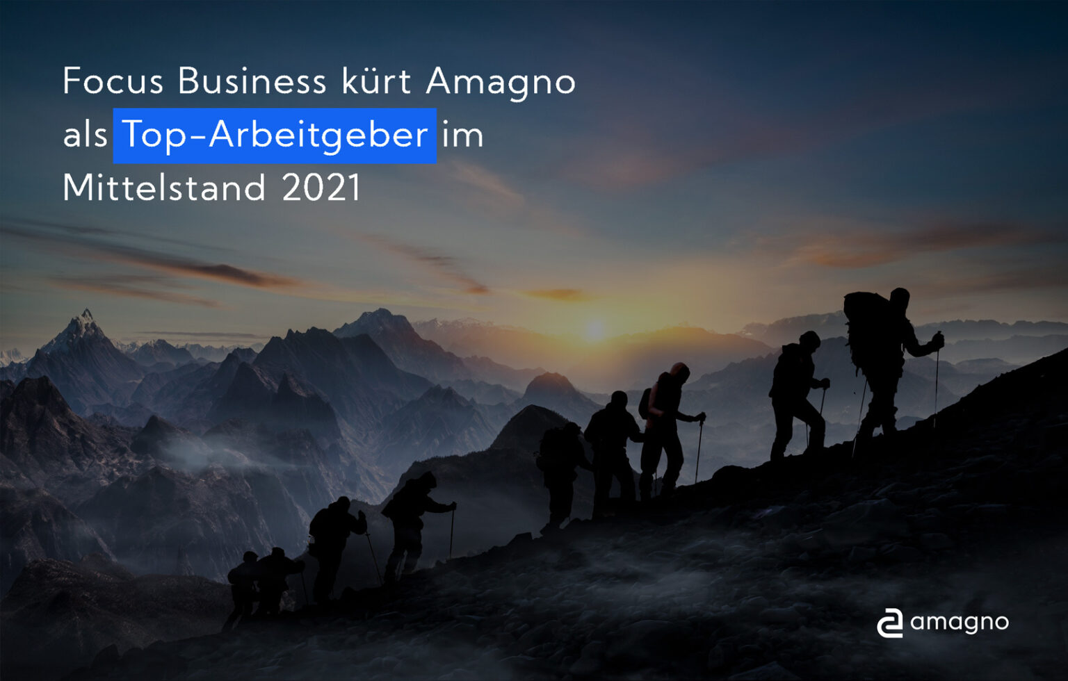Silhouetten von Bergsteigern bei Sonnenuntergang, symbolisieren Teamarbeit und Erfolg im Dokumentenmanagement.
