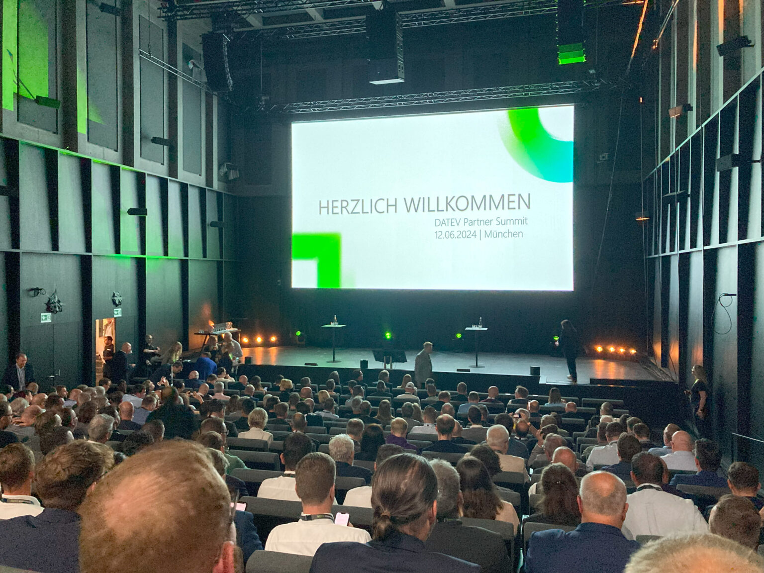 Teilnehmer des DATEV Partner Summit 2024 im Saal, der die digitale Archivierung und DMS-Lösungen von Amagno präsentiert.