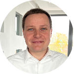 Professionelles Porträt eines Mitarbeiters von Amagno, Anbieter für Dokumentenmanagement und digitale Archivierung.